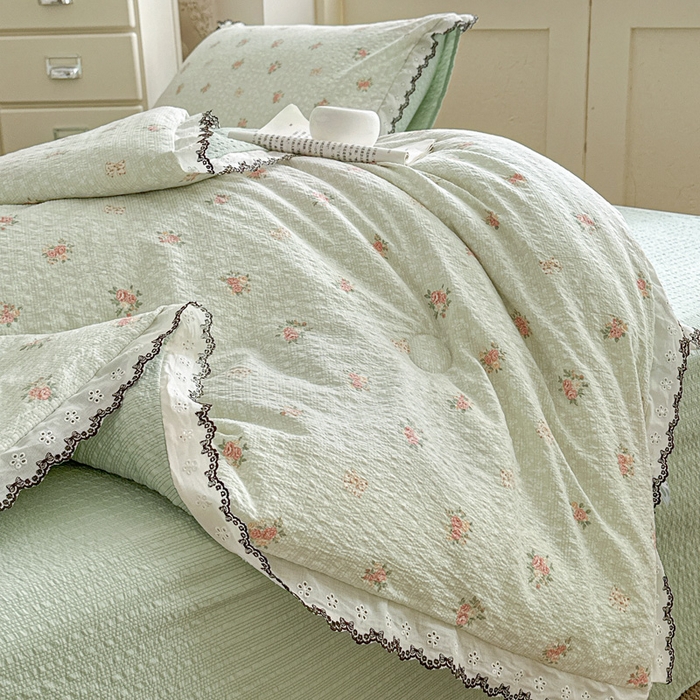 91家纺网 家纺一手货源 找家纺 桔禾家纺 2026新款高克重小清新可爱风泡芙棉全棉镂空花边款夏被四件套夏凉被空调被四件套 碎花集