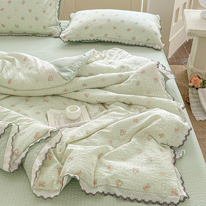 91家纺网 家纺一手货源 找家纺 桔禾家纺 2026新款高克重小清新可爱风泡芙棉全棉镂空花边款夏被四件套夏凉被空调被四件套 碎花集