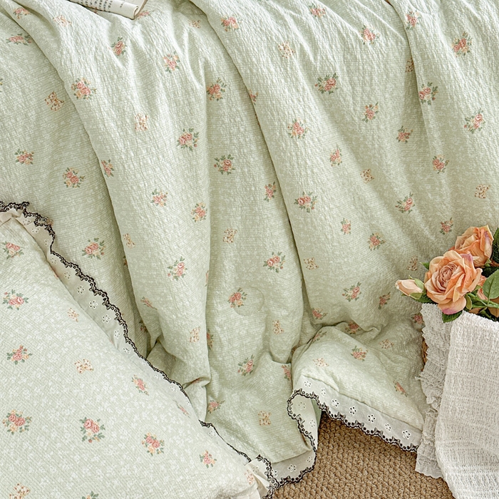 91家纺网 家纺一手货源 找家纺 桔禾家纺 2026新款高克重小清新可爱风泡芙棉全棉镂空花边款夏被四件套夏凉被空调被四件套 碎花集