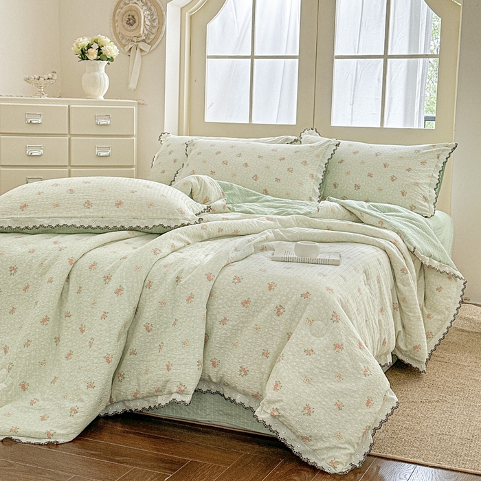 91家纺网 家纺一手货源 找家纺 桔禾家纺 2026新款高克重小清新可爱风泡芙棉全棉镂空花边款夏被四件套夏凉被空调被四件套 碎花集