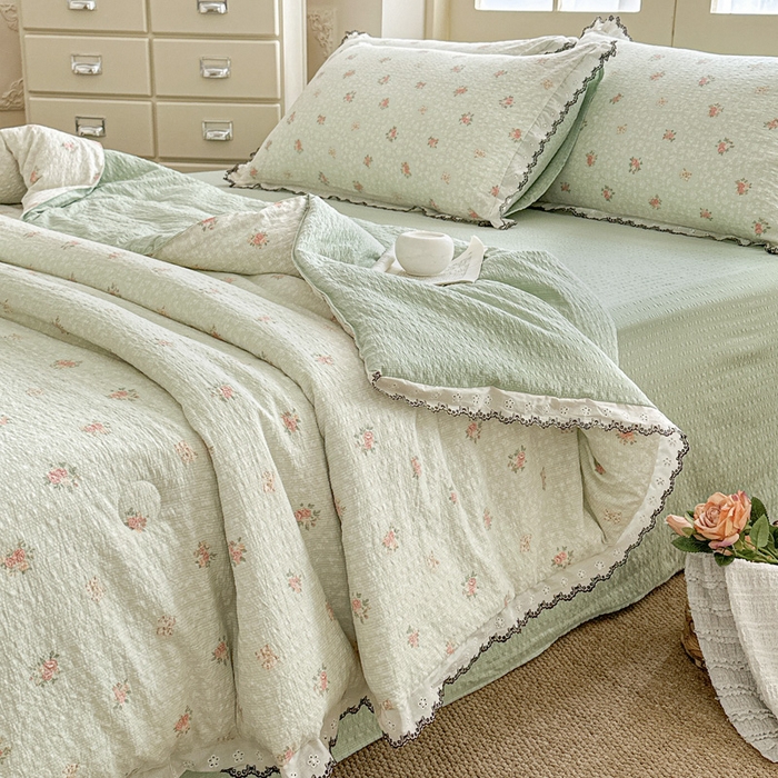 91家纺网 家纺一手货源 找家纺 桔禾家纺 2026新款高克重小清新可爱风泡芙棉全棉镂空花边款夏被四件套夏凉被空调被四件套 碎花集