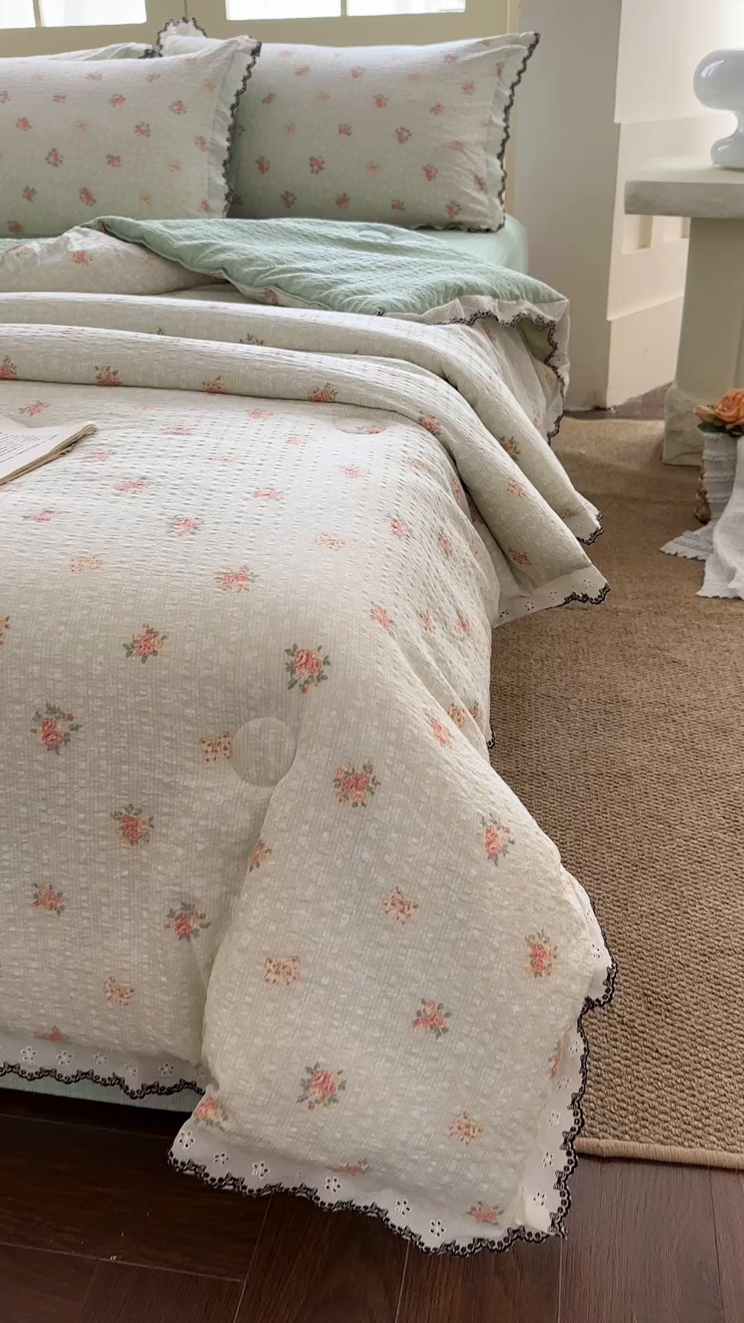 91家纺网 家纺一手货源 找家纺 桔禾家纺 2026新款高克重小清新可爱风泡芙棉全棉镂空花边款夏被四件套夏凉被空调被四件套 碎花集