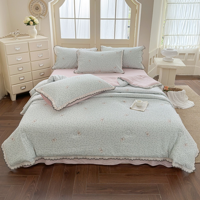 91家纺网 家纺一手货源 找家纺 桔禾家纺 2026新款高克重小清新可爱风泡芙棉全棉镂空花边款夏被四件套夏凉被空调被四件套 兔小妹