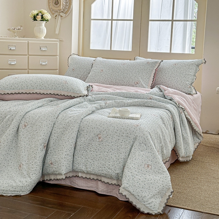 91家纺网 家纺一手货源 找家纺 桔禾家纺 2026新款高克重小清新可爱风泡芙棉全棉镂空花边款夏被四件套夏凉被空调被四件套 兔小妹