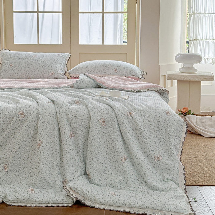 91家纺网 家纺一手货源 找家纺 桔禾家纺 2026新款高克重小清新可爱风泡芙棉全棉镂空花边款夏被四件套夏凉被空调被四件套 兔小妹