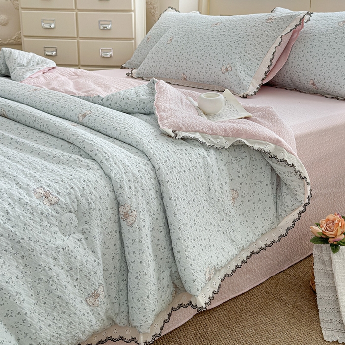 91家纺网 家纺一手货源 找家纺 桔禾家纺 2026新款高克重小清新可爱风泡芙棉全棉镂空花边款夏被四件套夏凉被空调被四件套 兔小妹