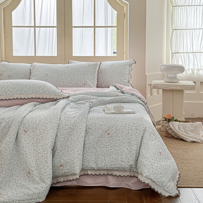 91家纺网 家纺一手货源 找家纺 桔禾家纺 2026新款高克重小清新可爱风泡芙棉全棉镂空花边款夏被四件套夏凉被空调被四件套 兔小妹