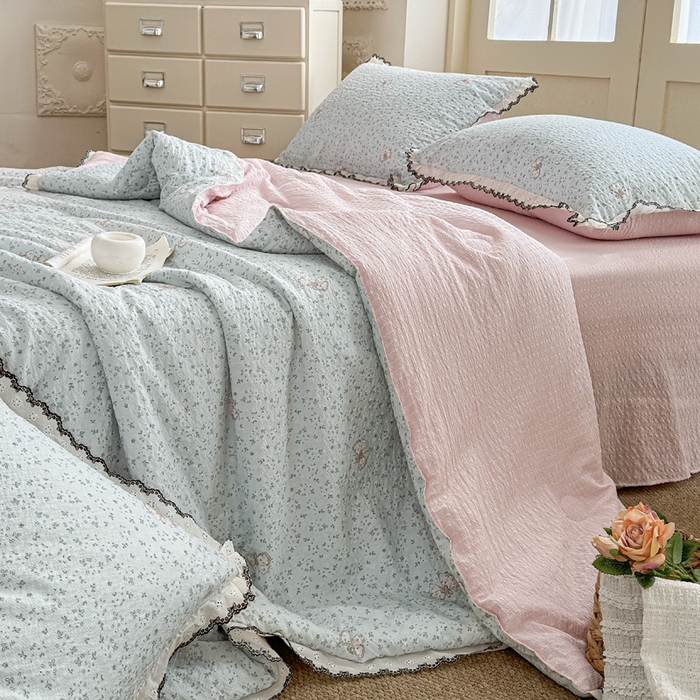 91家纺网 家纺一手货源 找家纺 桔禾家纺 2026新款高克重小清新可爱风泡芙棉全棉镂空花边款夏被四件套夏凉被空调被四件套 兔小妹