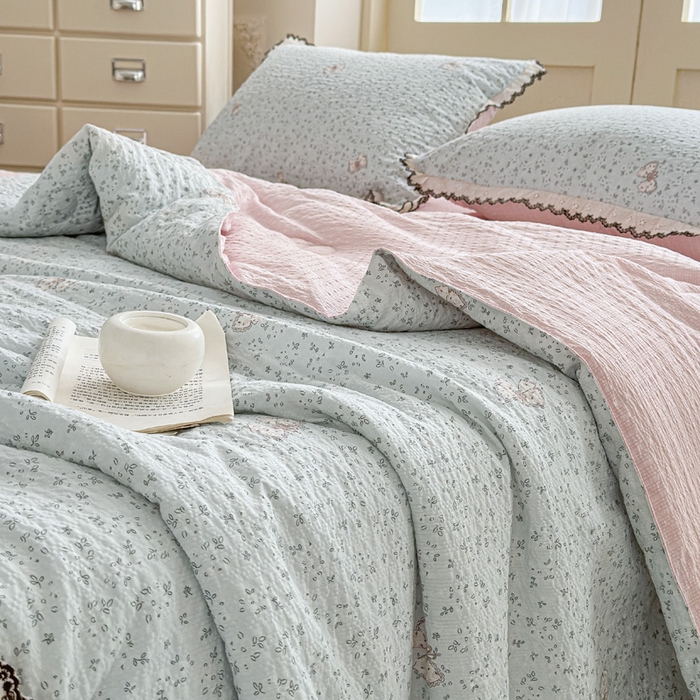 91家纺网 家纺一手货源 找家纺 桔禾家纺 2026新款高克重小清新可爱风泡芙棉全棉镂空花边款夏被四件套夏凉被空调被四件套 兔小妹