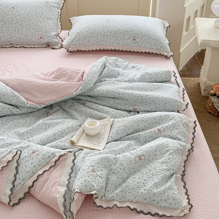 91家纺网 家纺一手货源 找家纺 桔禾家纺 2026新款高克重小清新可爱风泡芙棉全棉镂空花边款夏被四件套夏凉被空调被四件套 兔小妹