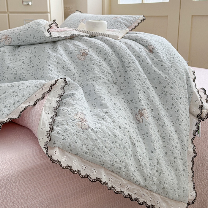 91家纺网 家纺一手货源 找家纺 桔禾家纺 2026新款高克重小清新可爱风泡芙棉全棉镂空花边款夏被四件套夏凉被空调被四件套 兔小妹