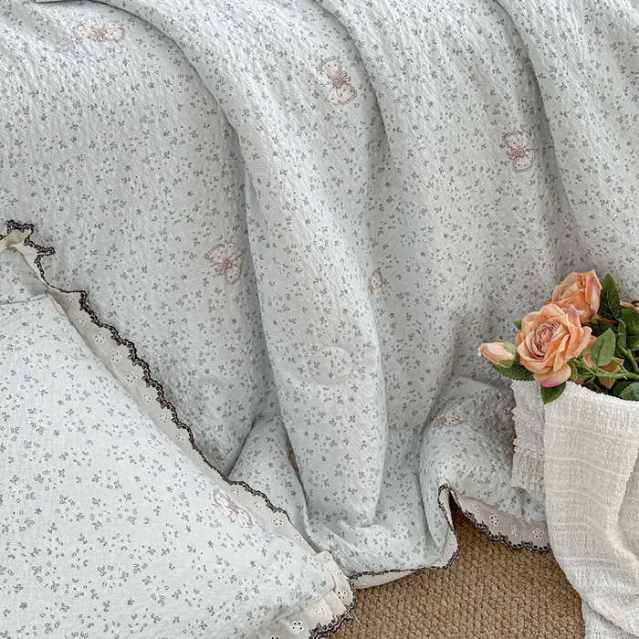 91家纺网 家纺一手货源 找家纺 桔禾家纺 2026新款高克重小清新可爱风泡芙棉全棉镂空花边款夏被四件套夏凉被空调被四件套 兔小妹