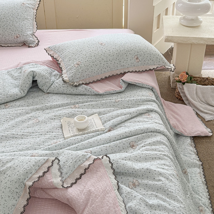 91家纺网 家纺一手货源 找家纺 桔禾家纺 2026新款高克重小清新可爱风泡芙棉全棉镂空花边款夏被四件套夏凉被空调被四件套 兔小妹