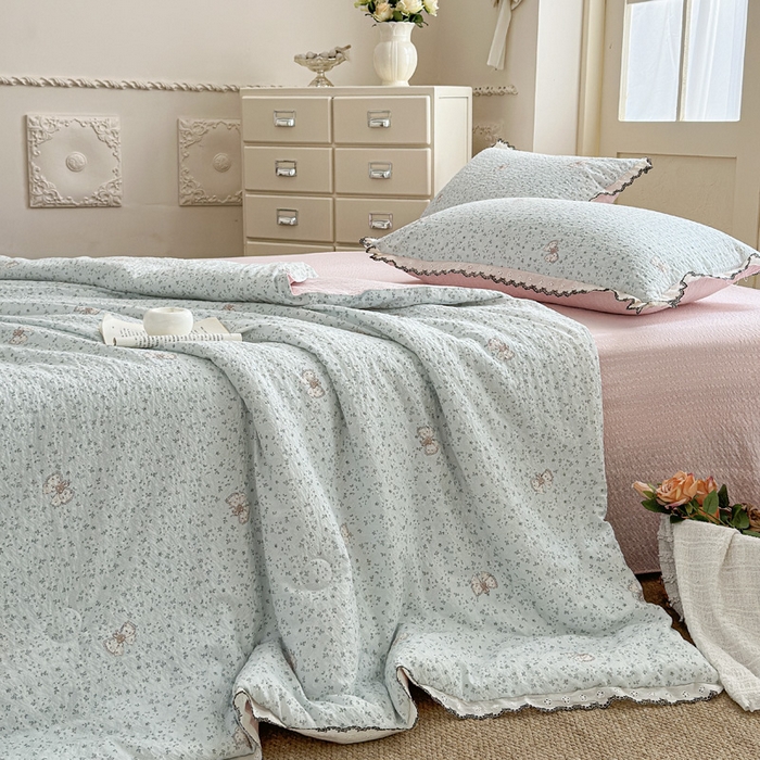 91家纺网 家纺一手货源 找家纺 桔禾家纺 2026新款高克重小清新可爱风泡芙棉全棉镂空花边款夏被四件套夏凉被空调被四件套 兔小妹