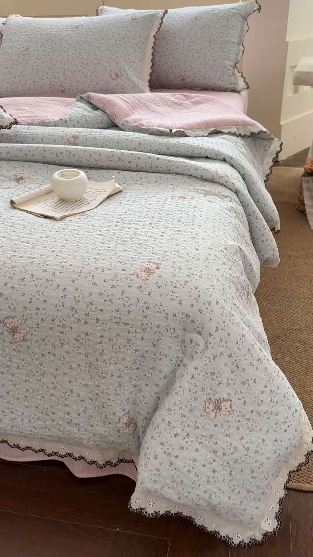 91家纺网 家纺一手货源 找家纺 桔禾家纺 2026新款高克重小清新可爱风泡芙棉全棉镂空花边款夏被四件套夏凉被空调被四件套 兔小妹