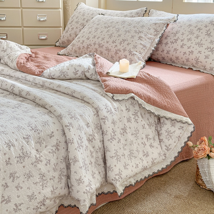 91家纺网 家纺一手货源 找家纺 桔禾家纺 2026新款高克重小清新可爱风泡芙棉全棉镂空花边款夏被四件套夏凉被空调被四件套 温柔花束