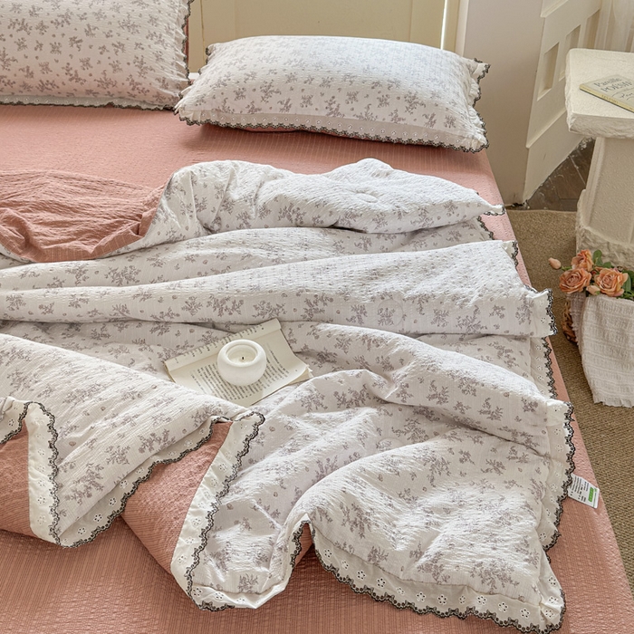 91家纺网 家纺一手货源 找家纺 桔禾家纺 2026新款高克重小清新可爱风泡芙棉全棉镂空花边款夏被四件套夏凉被空调被四件套 温柔花束