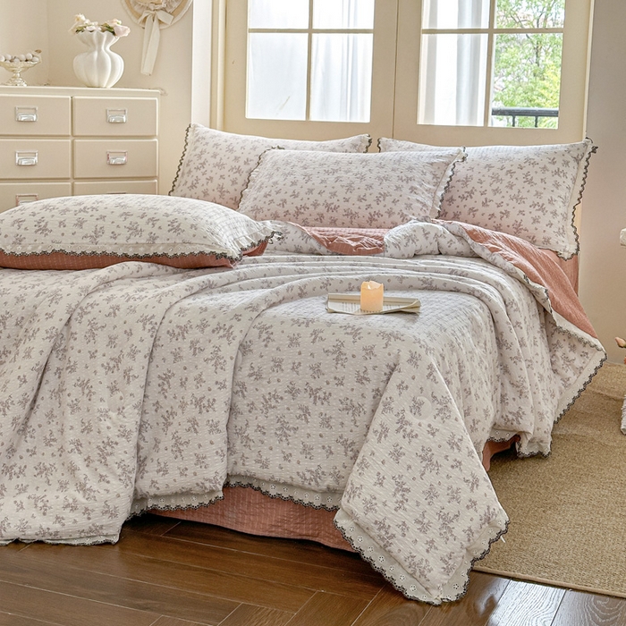 91家纺网 家纺一手货源 找家纺 桔禾家纺 2026新款高克重小清新可爱风泡芙棉全棉镂空花边款夏被四件套夏凉被空调被四件套 温柔花束