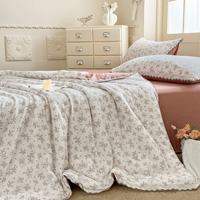 91家纺网 家纺一手货源 找家纺 桔禾家纺 2026新款高克重小清新可爱风泡芙棉全棉镂空花边款夏被四件套夏凉被空调被四件套 温柔花束