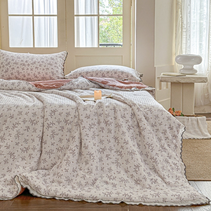 91家纺网 家纺一手货源 找家纺 桔禾家纺 2026新款高克重小清新可爱风泡芙棉全棉镂空花边款夏被四件套夏凉被空调被四件套 温柔花束