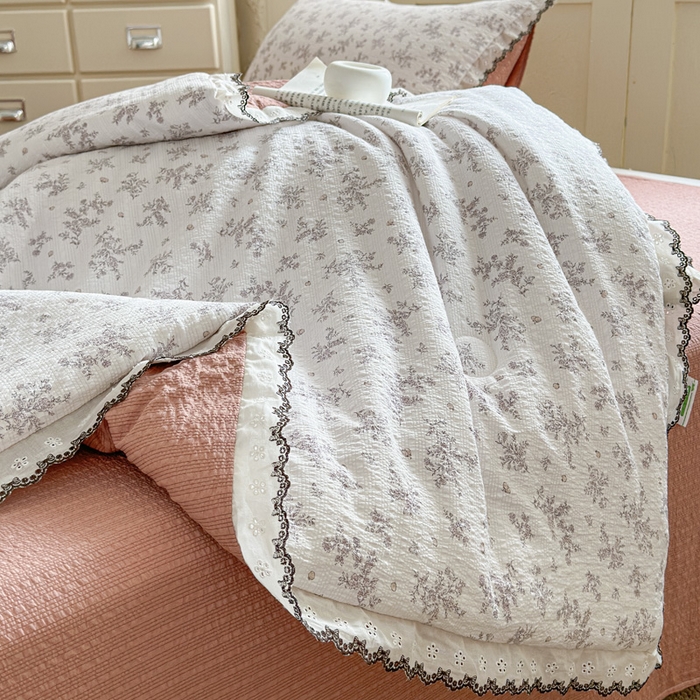 91家纺网 家纺一手货源 找家纺 桔禾家纺 2026新款高克重小清新可爱风泡芙棉全棉镂空花边款夏被四件套夏凉被空调被四件套 温柔花束