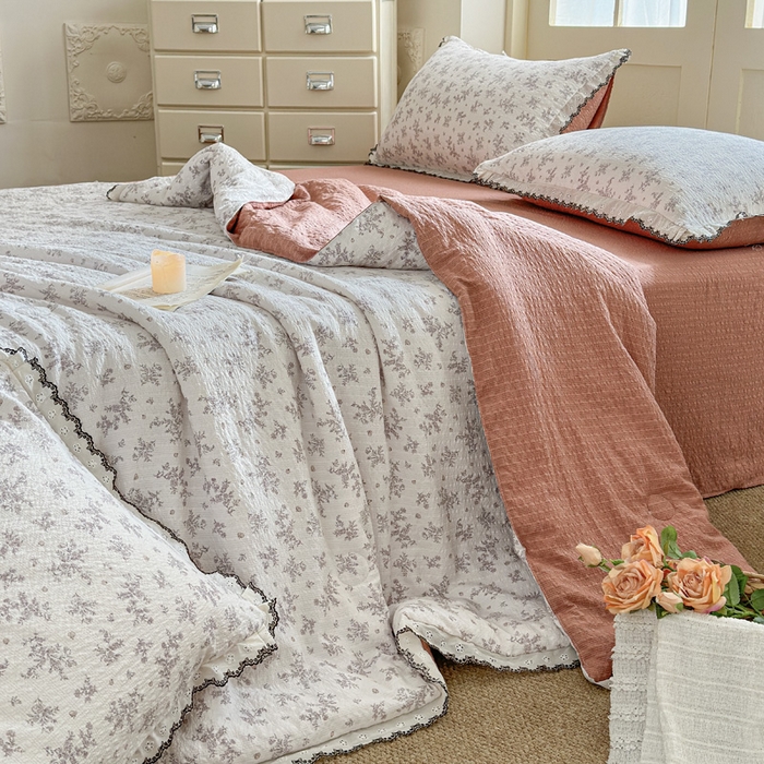 91家纺网 家纺一手货源 找家纺 桔禾家纺 2026新款高克重小清新可爱风泡芙棉全棉镂空花边款夏被四件套夏凉被空调被四件套 温柔花束