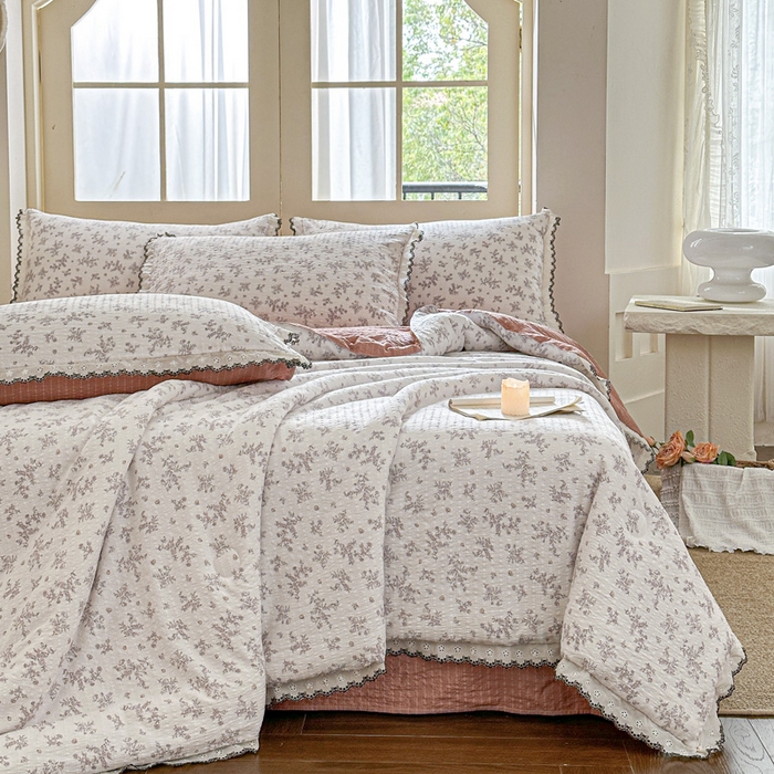 91家纺网 家纺一手货源 找家纺 桔禾家纺 2026新款高克重小清新可爱风泡芙棉全棉镂空花边款夏被四件套夏凉被空调被四件套 温柔花束