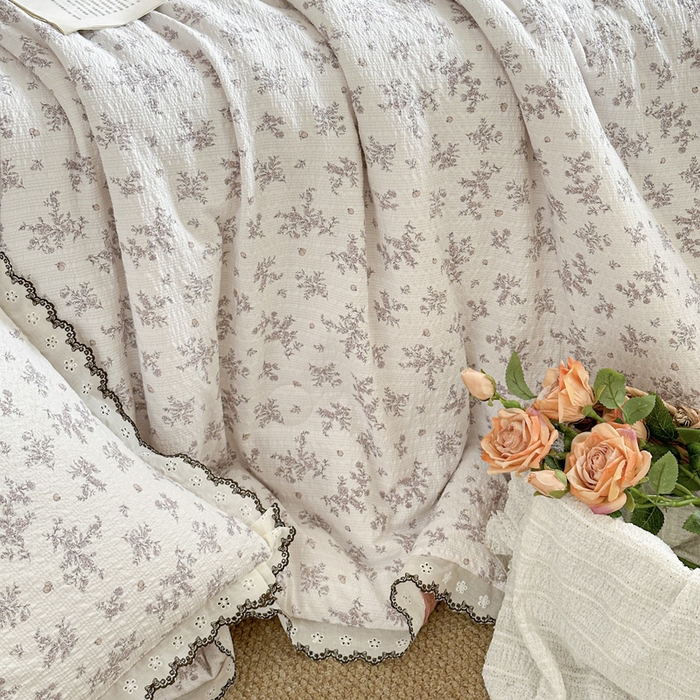 91家纺网 家纺一手货源 找家纺 桔禾家纺 2026新款高克重小清新可爱风泡芙棉全棉镂空花边款夏被四件套夏凉被空调被四件套 温柔花束