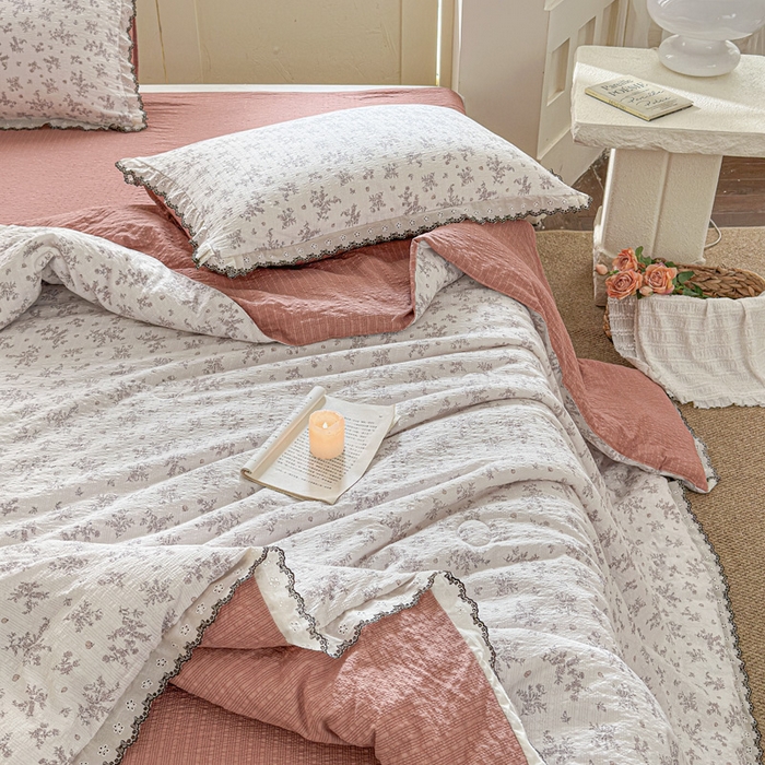 91家纺网 家纺一手货源 找家纺 桔禾家纺 2026新款高克重小清新可爱风泡芙棉全棉镂空花边款夏被四件套夏凉被空调被四件套 温柔花束