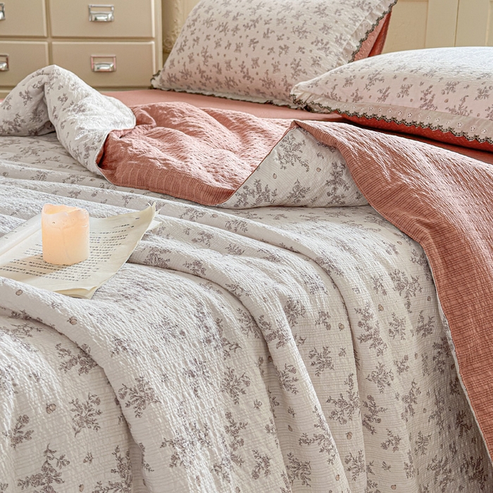 91家纺网 家纺一手货源 找家纺 桔禾家纺 2026新款高克重小清新可爱风泡芙棉全棉镂空花边款夏被四件套夏凉被空调被四件套 温柔花束