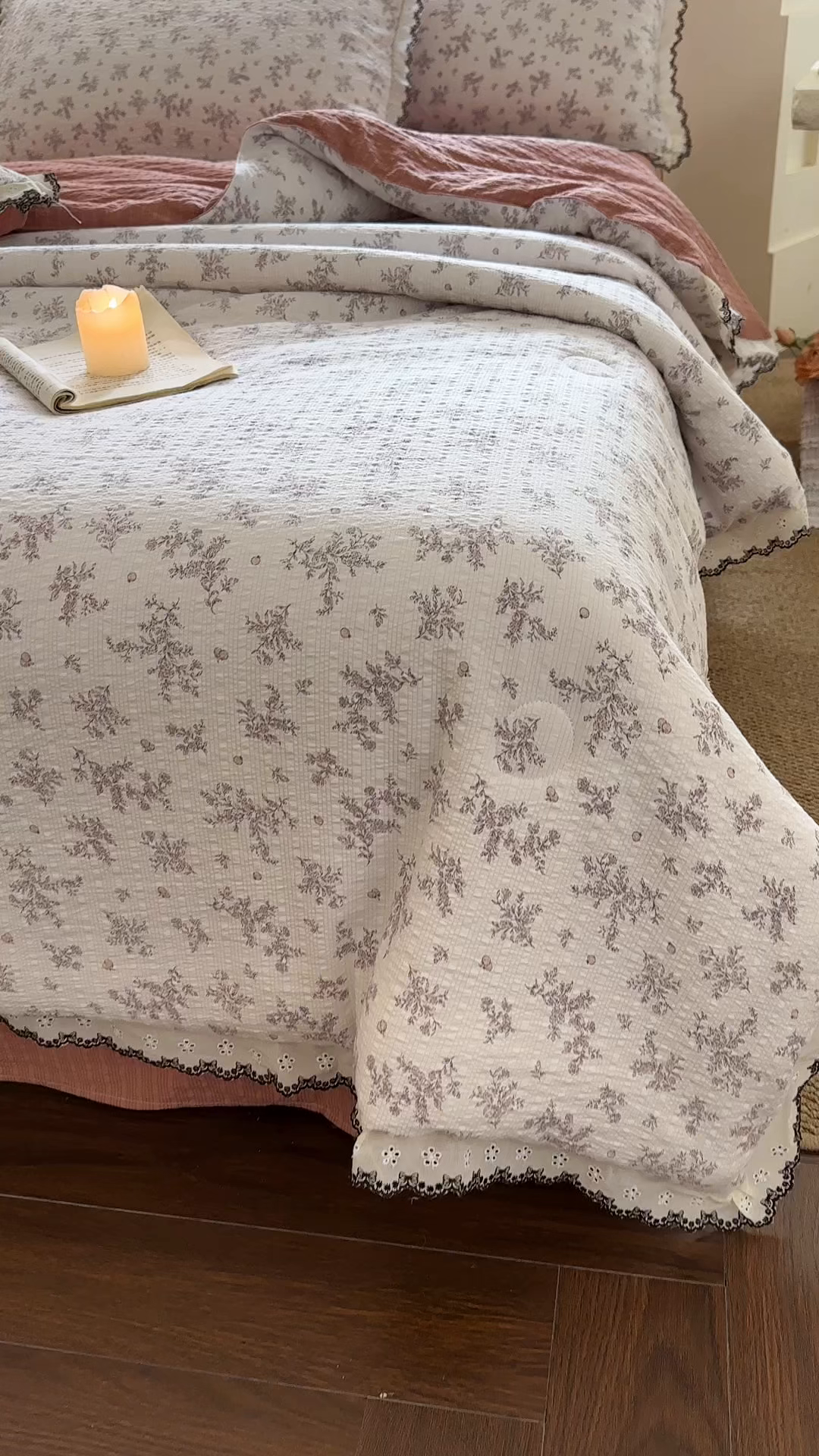 91家纺网 家纺一手货源 找家纺 桔禾家纺 2026新款高克重小清新可爱风泡芙棉全棉镂空花边款夏被四件套夏凉被空调被四件套 温柔花束