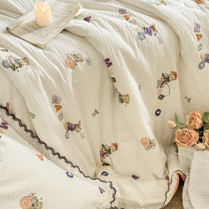 91家纺网 家纺一手货源 找家纺 桔禾家纺 2026新款高克重小清新可爱风泡芙棉全棉镂空花边款夏被四件套夏凉被空调被四件套 熊趣