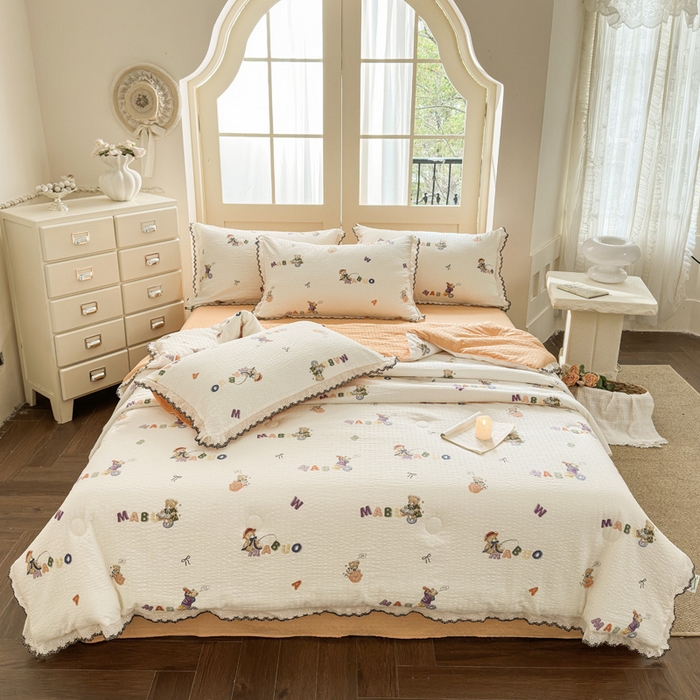 91家纺网 家纺一手货源 找家纺 桔禾家纺 2026新款高克重小清新可爱风泡芙棉全棉镂空花边款夏被四件套夏凉被空调被四件套 熊趣