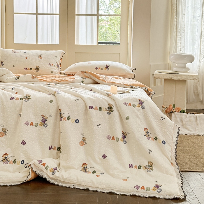 91家纺网 家纺一手货源 找家纺 桔禾家纺 2026新款高克重小清新可爱风泡芙棉全棉镂空花边款夏被四件套夏凉被空调被四件套 熊趣