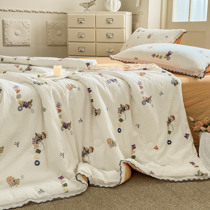 91家纺网 家纺一手货源 找家纺 桔禾家纺 2026新款高克重小清新可爱风泡芙棉全棉镂空花边款夏被四件套夏凉被空调被四件套 熊趣