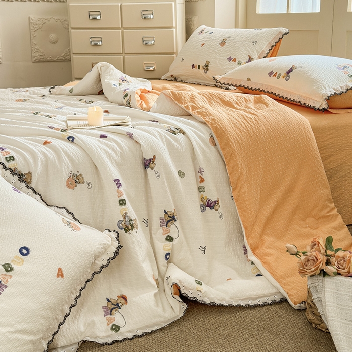 91家纺网 家纺一手货源 找家纺 桔禾家纺 2026新款高克重小清新可爱风泡芙棉全棉镂空花边款夏被四件套夏凉被空调被四件套 熊趣