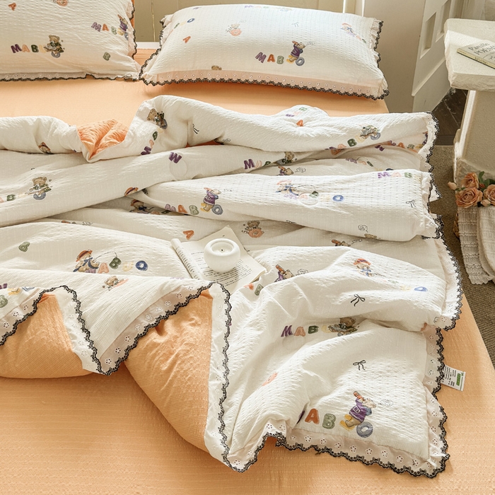 91家纺网 家纺一手货源 找家纺 桔禾家纺 2026新款高克重小清新可爱风泡芙棉全棉镂空花边款夏被四件套夏凉被空调被四件套 熊趣