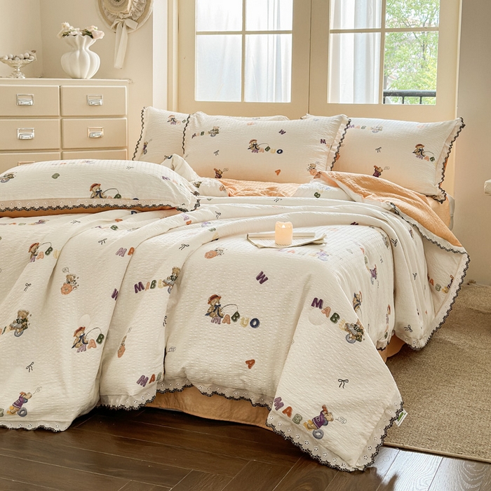 91家纺网 家纺一手货源 找家纺 桔禾家纺 2026新款高克重小清新可爱风泡芙棉全棉镂空花边款夏被四件套夏凉被空调被四件套 熊趣