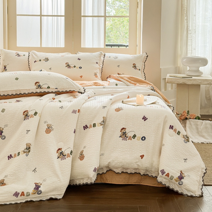 91家纺网 家纺一手货源 找家纺 桔禾家纺 2026新款高克重小清新可爱风泡芙棉全棉镂空花边款夏被四件套夏凉被空调被四件套 熊趣