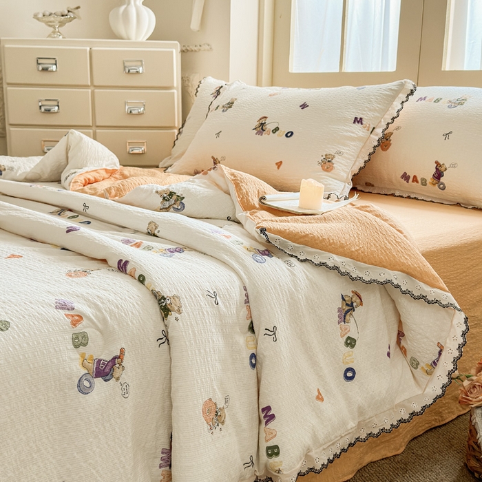 91家纺网 家纺一手货源 找家纺 桔禾家纺 2026新款高克重小清新可爱风泡芙棉全棉镂空花边款夏被四件套夏凉被空调被四件套 熊趣