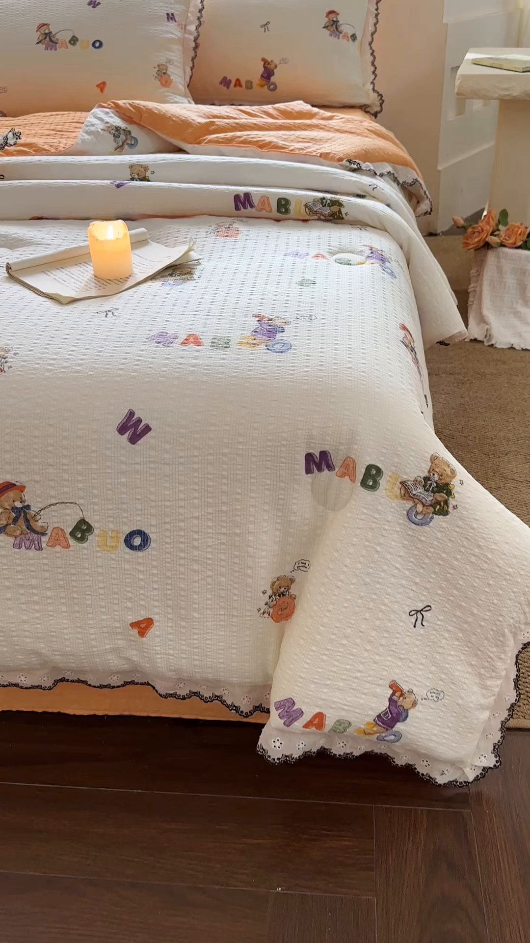 91家纺网 家纺一手货源 找家纺 桔禾家纺 2026新款高克重小清新可爱风泡芙棉全棉镂空花边款夏被四件套夏凉被空调被四件套 熊趣