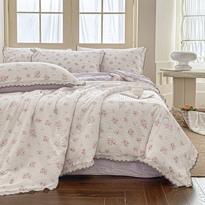 91家纺网 家纺一手货源 找家纺 桔禾家纺 2026新款高克重小清新可爱风泡芙棉全棉镂空花边款夏被四件套夏凉被空调被四件套 絮朵