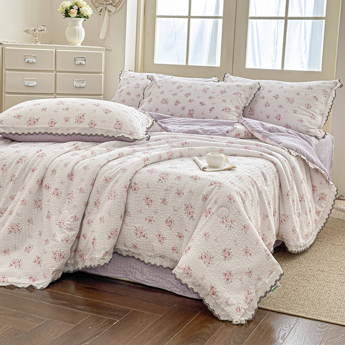 91家纺网 家纺一手货源 找家纺 桔禾家纺 2026新款高克重小清新可爱风泡芙棉全棉镂空花边款夏被四件套夏凉被空调被四件套 絮朵