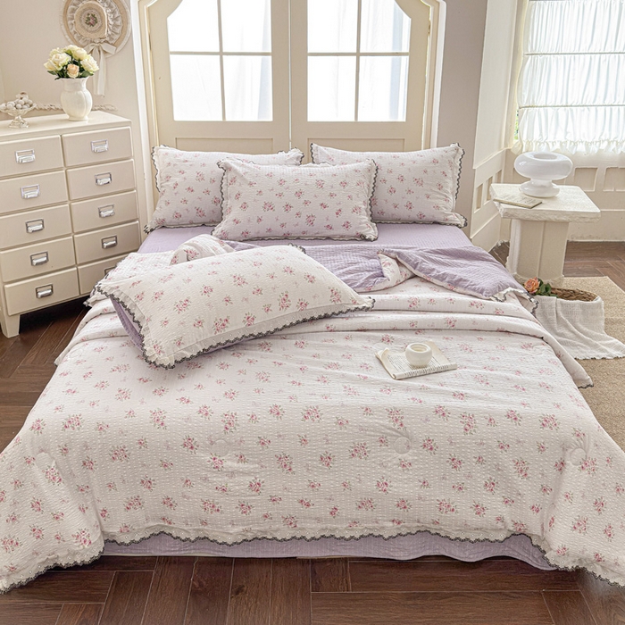 91家纺网 家纺一手货源 找家纺 桔禾家纺 2026新款高克重小清新可爱风泡芙棉全棉镂空花边款夏被四件套夏凉被空调被四件套 絮朵