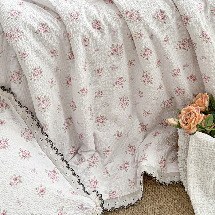 91家纺网 家纺一手货源 找家纺 桔禾家纺 2026新款高克重小清新可爱风泡芙棉全棉镂空花边款夏被四件套夏凉被空调被四件套 絮朵