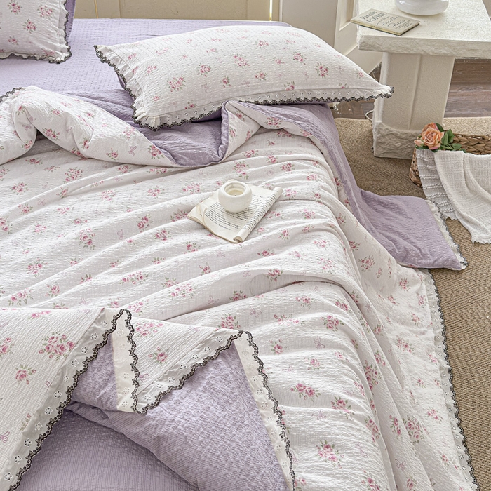 91家纺网 家纺一手货源 找家纺 桔禾家纺 2026新款高克重小清新可爱风泡芙棉全棉镂空花边款夏被四件套夏凉被空调被四件套 絮朵