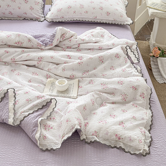91家纺网 家纺一手货源 找家纺 桔禾家纺 2026新款高克重小清新可爱风泡芙棉全棉镂空花边款夏被四件套夏凉被空调被四件套 絮朵