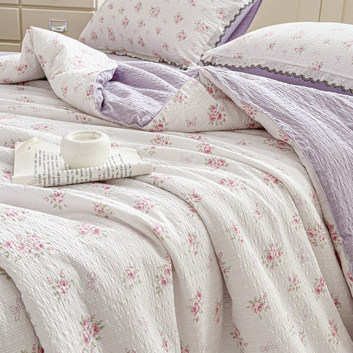 91家纺网 家纺一手货源 找家纺 桔禾家纺 2026新款高克重小清新可爱风泡芙棉全棉镂空花边款夏被四件套夏凉被空调被四件套 絮朵