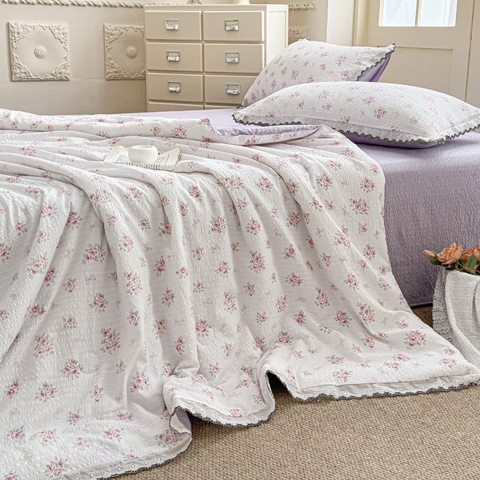 91家纺网 家纺一手货源 找家纺 桔禾家纺 2026新款高克重小清新可爱风泡芙棉全棉镂空花边款夏被四件套夏凉被空调被四件套 絮朵