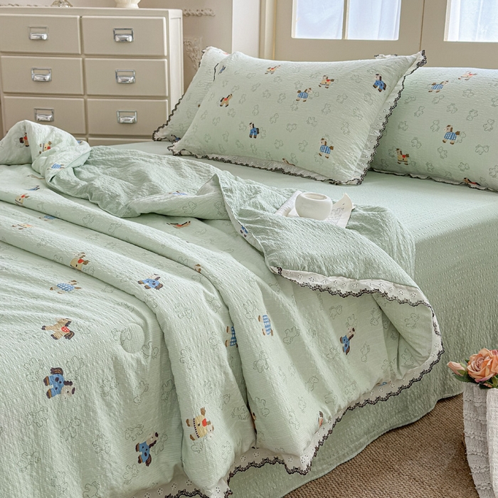 91家纺网 家纺一手货源 找家纺 桔禾家纺 2026新款高克重小清新可爱风泡芙棉全棉镂空花边款夏被四件套夏凉被空调被四件套 摇摇马